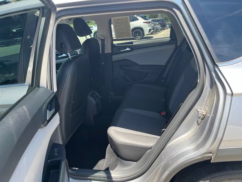 Used 2022 Volkswagen Taos SE w/ Driver Assistance Package FWD image 29