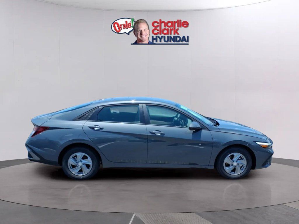 New 2026 Hyundai Elantra SE FWD image 6