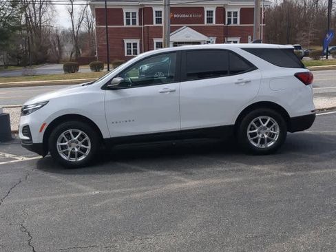 Used 2022 Chevrolet Equinox LS image 2