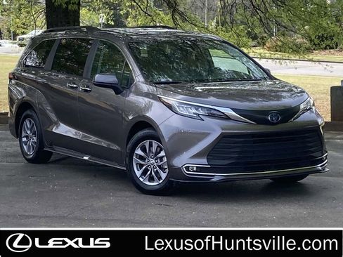Used 2023 Toyota Sienna XLE FWD image 1