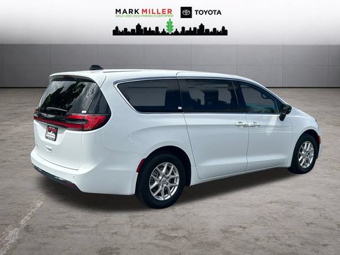 Used 2025 Chrysler Pacifica Select FWD image 5