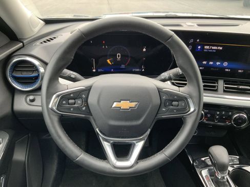 Used 2025 Chevrolet Trax LT w/ LT Convenience Package image 26