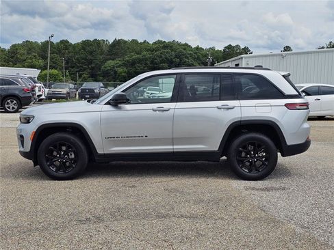 Used 2024 Jeep Grand Cherokee Altitude RWD image 27