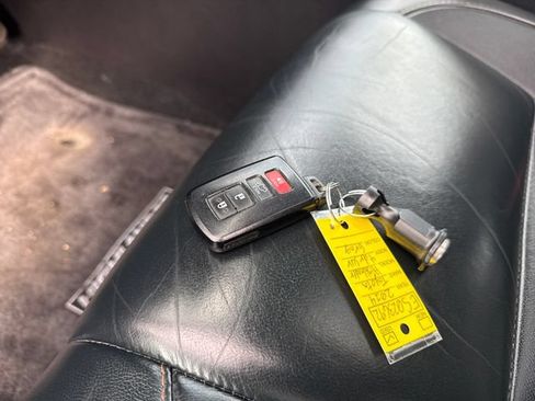 Used 2014 Toyota Highlander XLE AWD/4WD image 30