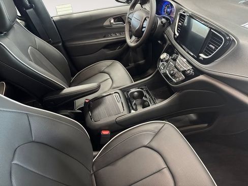 New 2027 Chrysler Pacifica Limited FWD image 4
