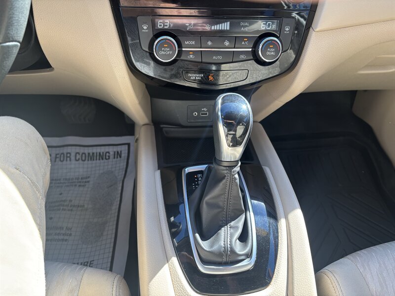 Used 2018 Nissan Rogue SV AWD/4WD image 12