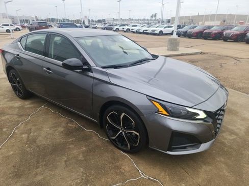 Certified 2024 Nissan Altima 2.5 SR w/ SR Premium Package image 8