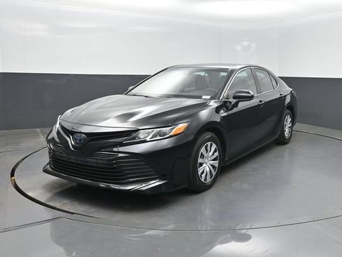 Used 2019 Toyota Camry LE FWD image 2