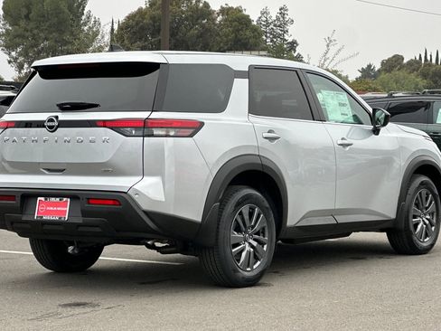 New 2025 Nissan Pathfinder S image 4