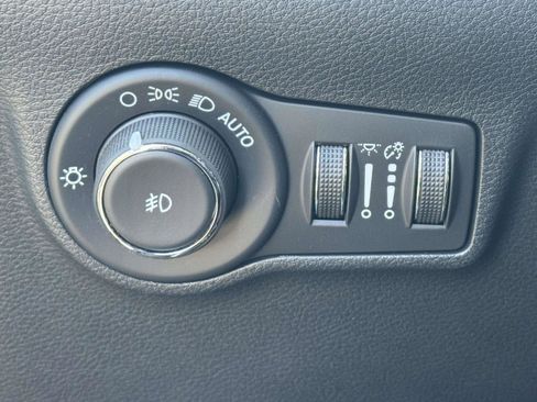 Used 2025 Jeep Compass Limited w/ Sun & Sound Group AWD/4WD image 19