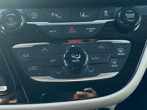 Used 2023 Chrysler Pacifica Touring-L image 16