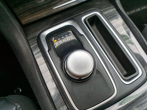 Used 2018 Chrysler 300 Touring L image 23