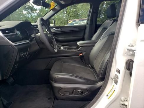 Used 2025 Jeep Grand Cherokee Altitude AWD/4WD image 10