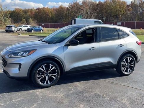 Used 2022 Ford Escape SE w/ SE Sport Appearance Package image 4