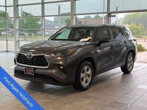 Used 2023 Toyota Highlander FWD image 6