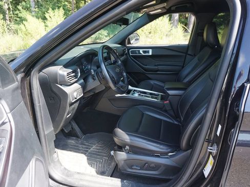 Used 2020 Ford Explorer XLT w/ Equipment Group 202A RWD image 2