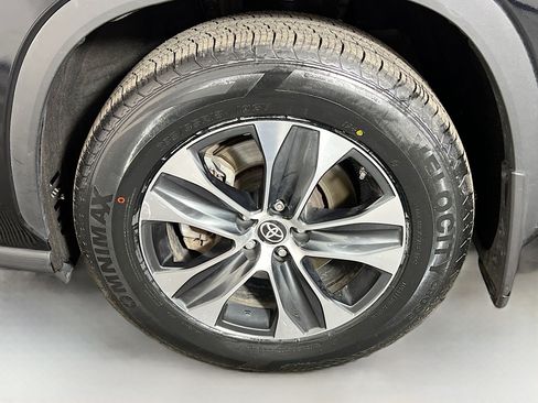 Used 2023 Toyota Highlander XLE image 25