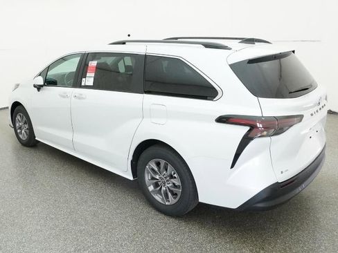 New 2026 Toyota Sienna XLE image 5
