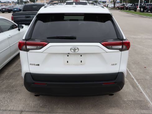 Used 2021 Toyota RAV4 XLE FWD image 8