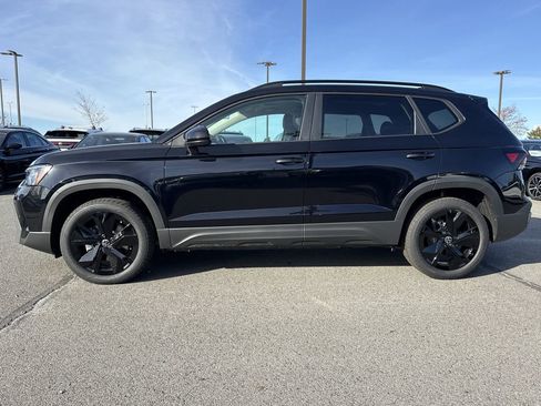 New 2026 Volkswagen Taos SE image 2