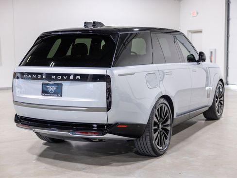 Used 2025 Land Rover Range Rover SE image 9