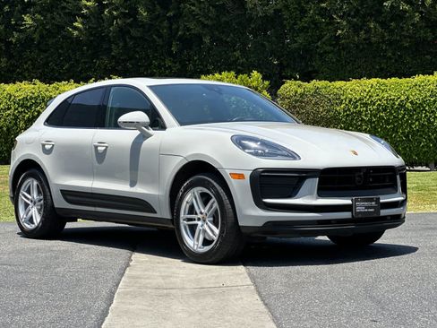 Certified 2025 Porsche Macan AWD/4WD image 10