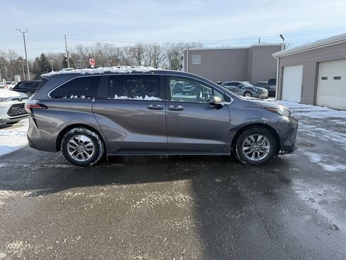Used 2022 Toyota Sienna LE image 5