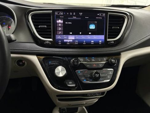 Used 2023 Chrysler Pacifica Touring-L FWD image 33