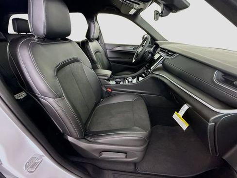 New 2025 Jeep Grand Cherokee Altitude AWD/4WD image 25