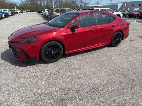 Used 2025 Toyota Camry SE image 1