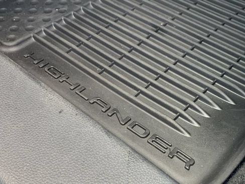 Used 2025 Toyota Highlander XLE FWD image 12