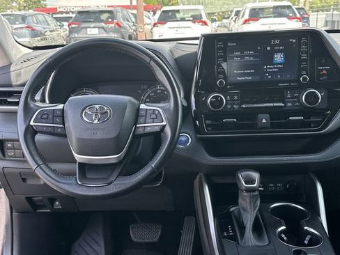 Used 2022 Toyota Highlander XLE AWD/4WD image 8