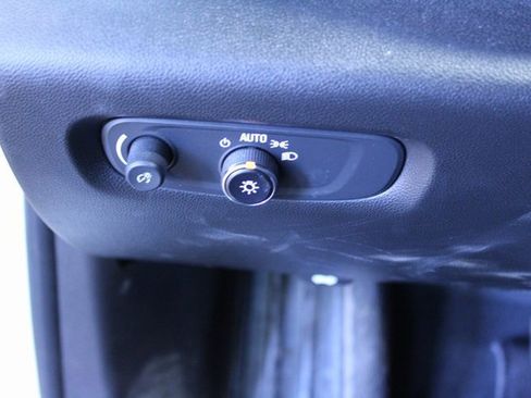 Used 2022 Chevrolet Traverse LT image 12