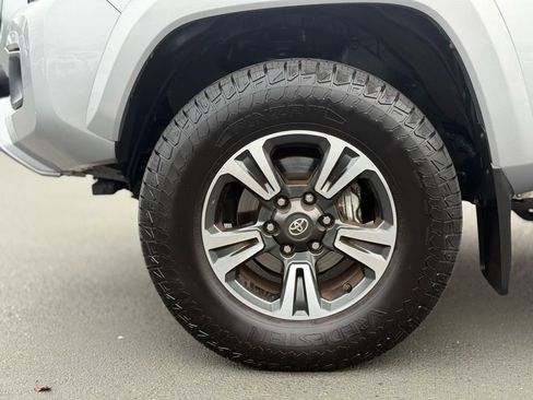 Used 2018 Toyota Tacoma TRD Sport image 9