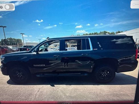 Used 2020 Chevrolet Suburban LT AWD/4WD image 3