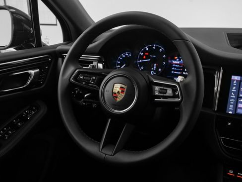 Used 2025 Porsche Macan image 29