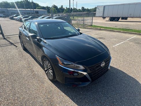 Used 2025 Nissan Altima 2.5 SV FWD image 1