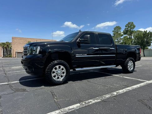 Used 2011 GMC Sierra 2500 Denali w/ Suspension Package, Off-Road AWD/4WD image 2