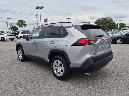 Used 2020 Toyota RAV4 LE FWD image 5