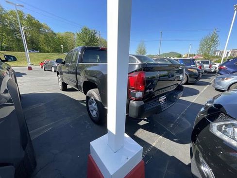 Used 2022 Toyota Tacoma SR AWD/4WD image 2