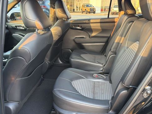 Used 2021 Toyota Highlander XSE FWD image 11