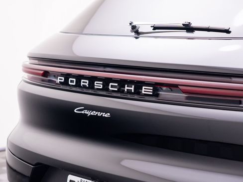 Certified 2024 Porsche Cayenne AWD/4WD image 33
