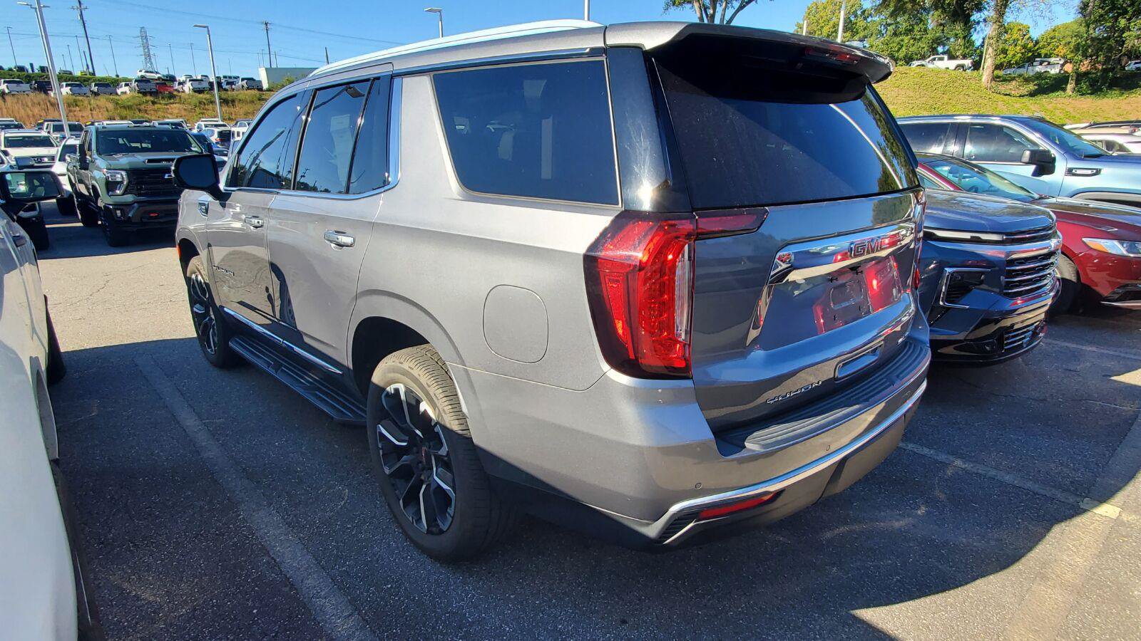 Used 2022 GMC Yukon SLT w/ SLT Premium Package AWD/4WD image 9
