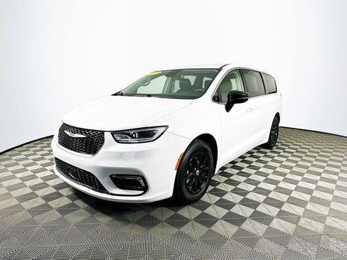 Certified 2024 Chrysler Pacifica Touring-L image 5