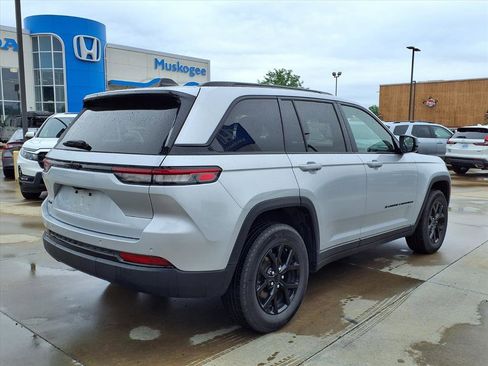 Used 2025 Jeep Grand Cherokee Altitude AWD/4WD image 2