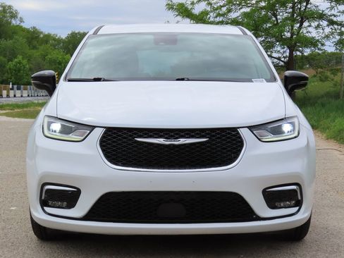 Certified 2024 Chrysler Pacifica Touring-L FWD image 16