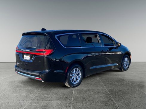 Used 2024 Chrysler Pacifica Touring image 5