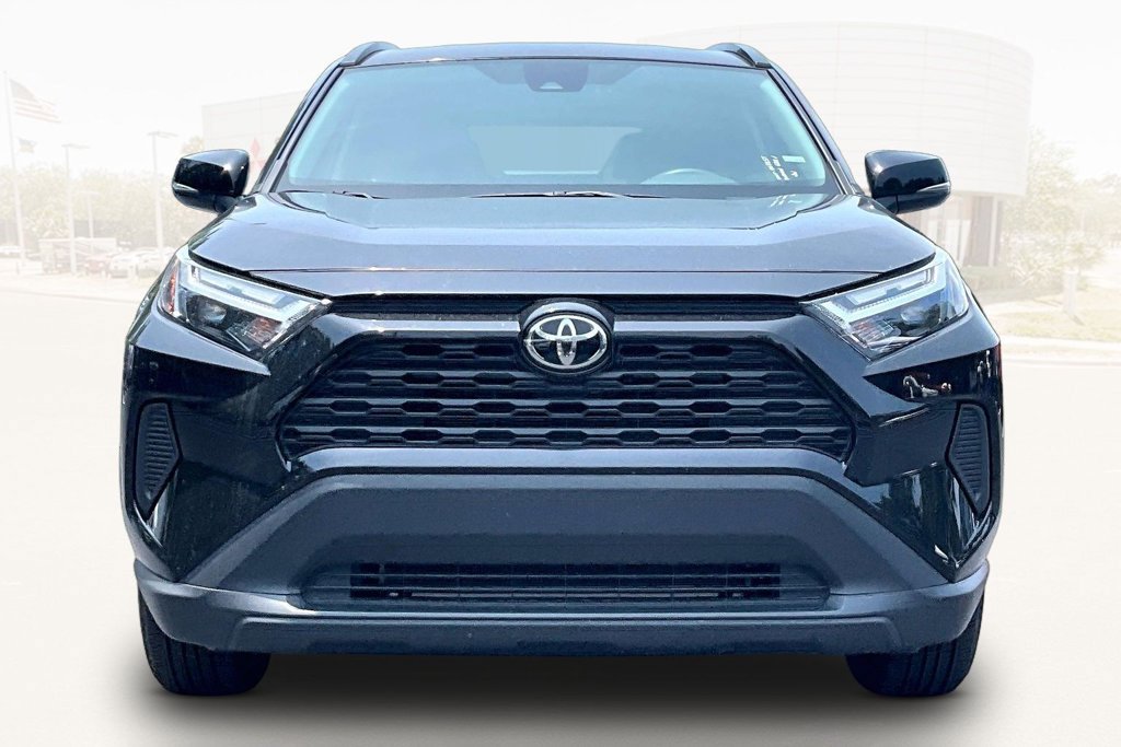 Used 2025 Toyota RAV4 XLE AWD/4WD image 2