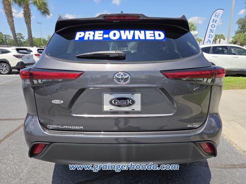 Used 2021 Toyota Highlander XLE FWD image 4