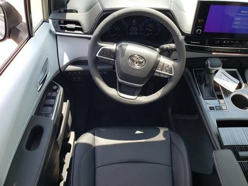 Used 2026 Toyota Sienna XSE FWD image 13